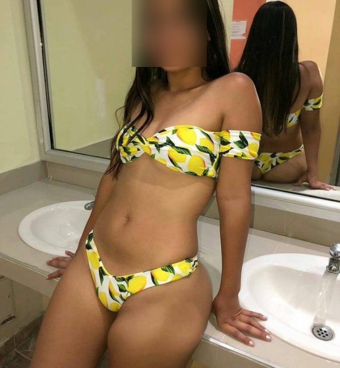 presuntuosas curvas y labios carnosos