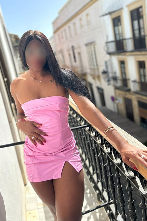 Erika las manos disponible para brindarte ese pl