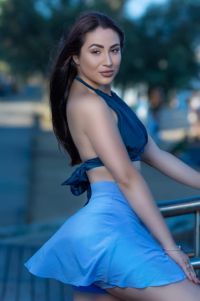 LAURA TE CAUTIVARE DE PLACER EN BARCELONA