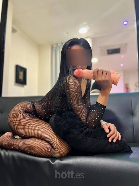 JOVENCITA DELGADA VERSATIL Y MUY CACHONDA