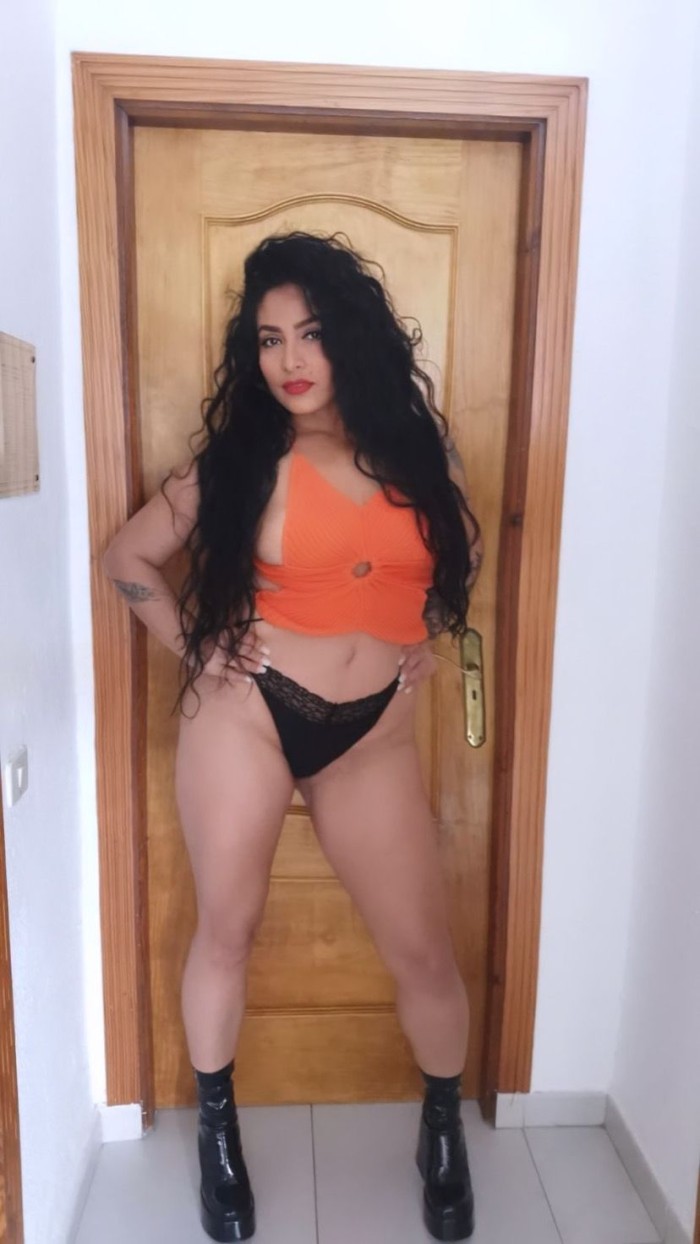 m*chica de cabello negro y buen cuerpo