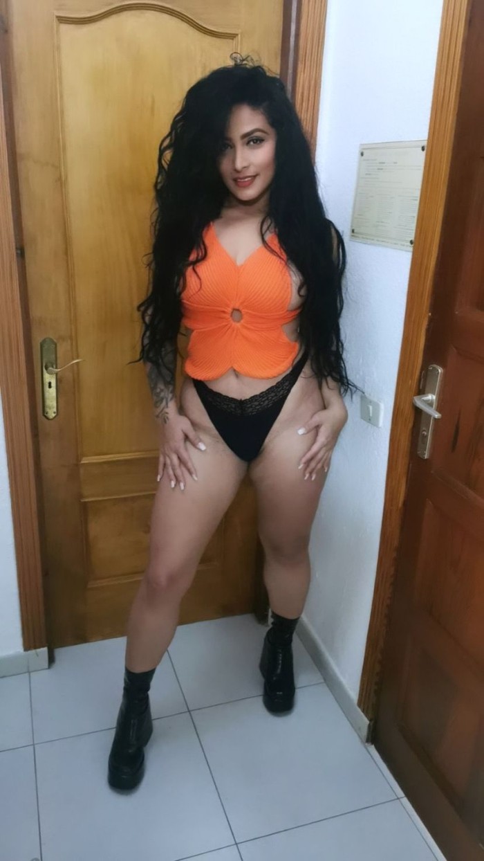 m*chica de cabello negro  y buen cuerpo