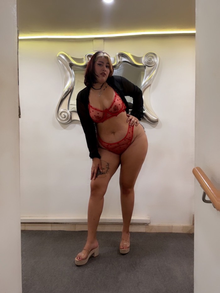 TEEN CURVY CON GANAS DE FIESTA Y MUCHO SEXO…