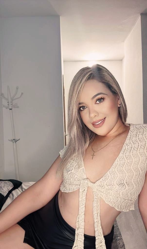 JOVEN RUBIA MUY CALIENTE