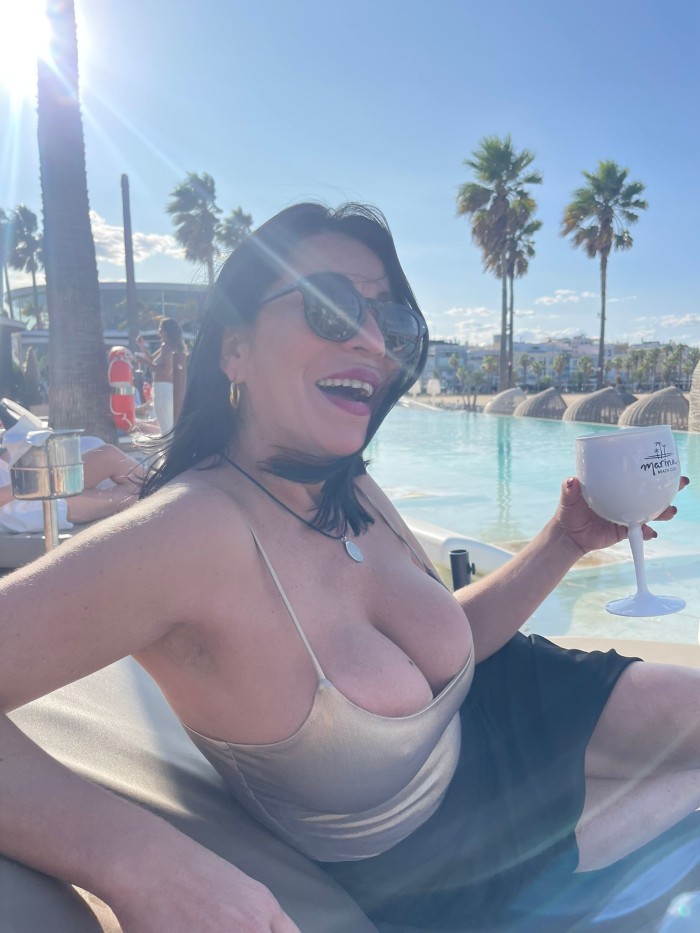 TETAS DE ENCANTO PARA UNA BUENA CUBANA…