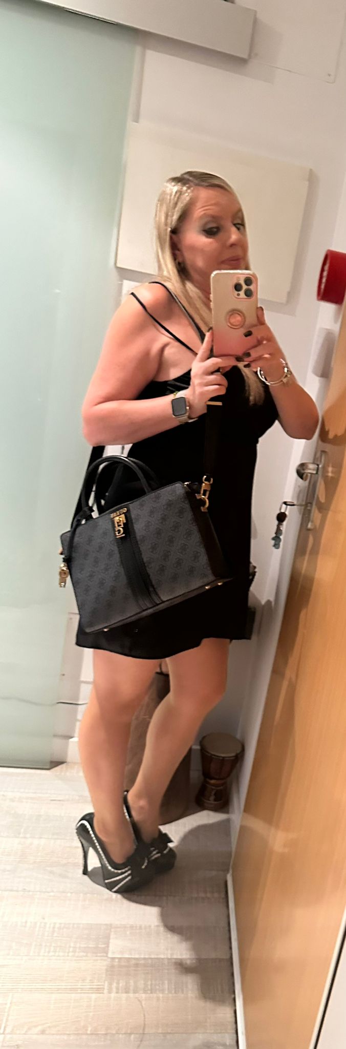 AMA SOFISTICADA Y ELEGANTE BUSCA SUMISOS EDUCADOS