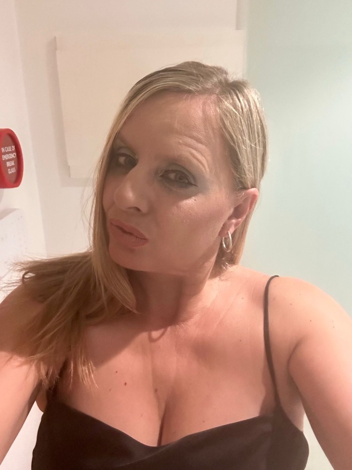 AMA SOFISTICADA Y ELEGANTE BUSCA SUMISOS EDUCADOS