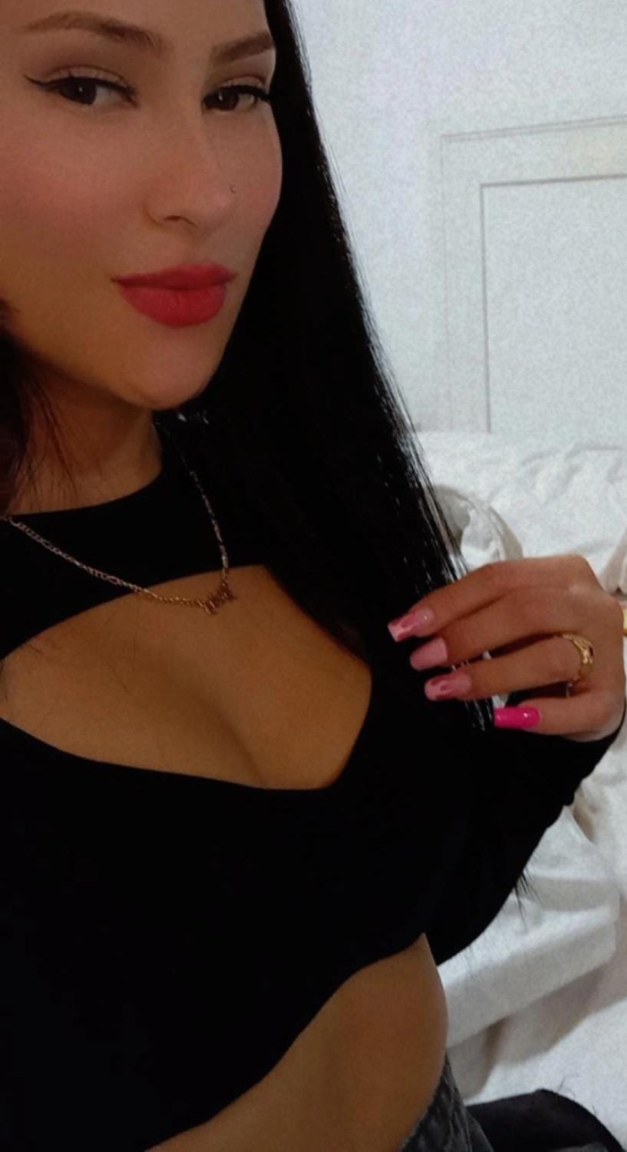 HERMOSA LARINA CALIENTE