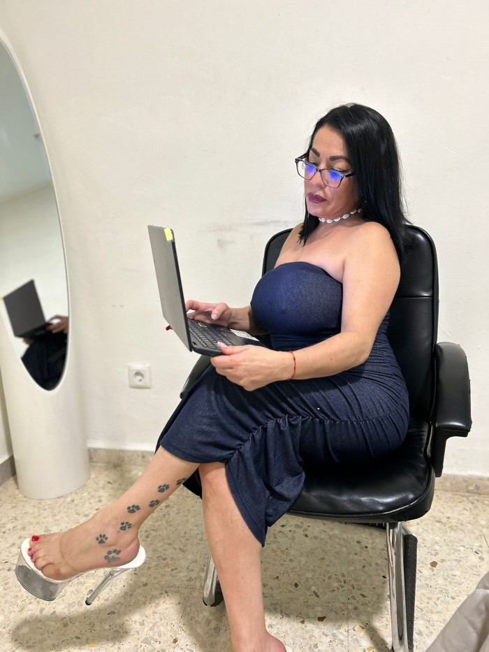 LA MAMI DE 40 QUIERE MUCHA LECHE