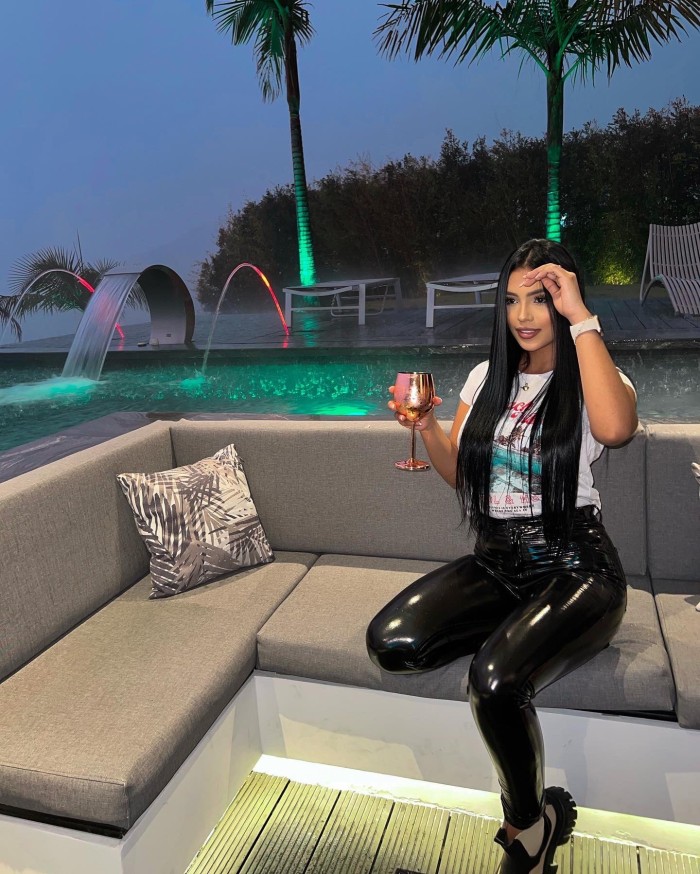 Latina juguetona con mucho para dar sin limites