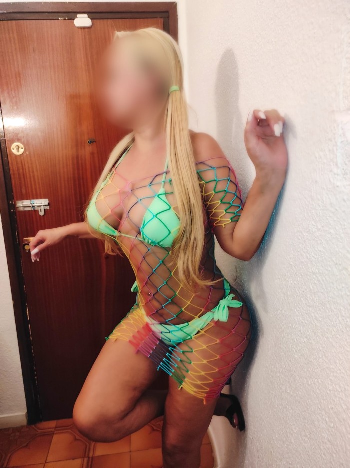 RUBIA GUARRA CON MUCHA ELEGANCIA Y GANAS DE COMPLA