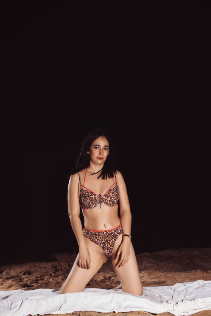 ARRODILLADA Y A TUS PIES