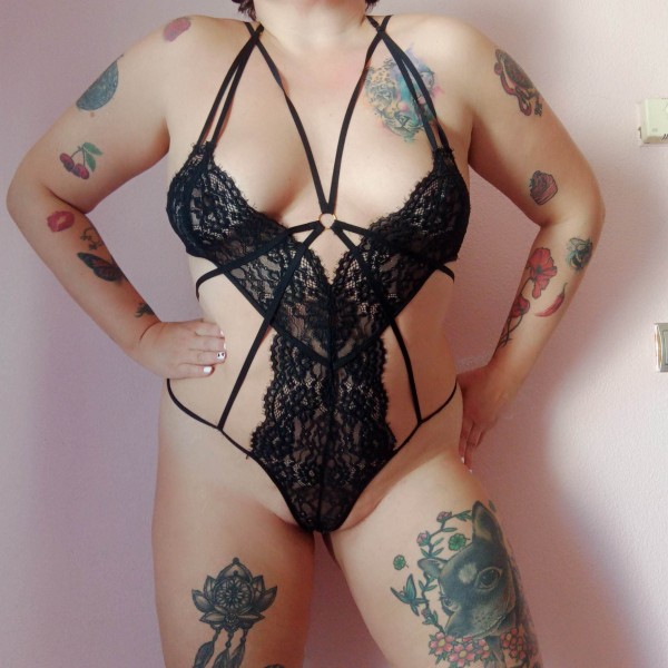 Monica 40 milf tatuada