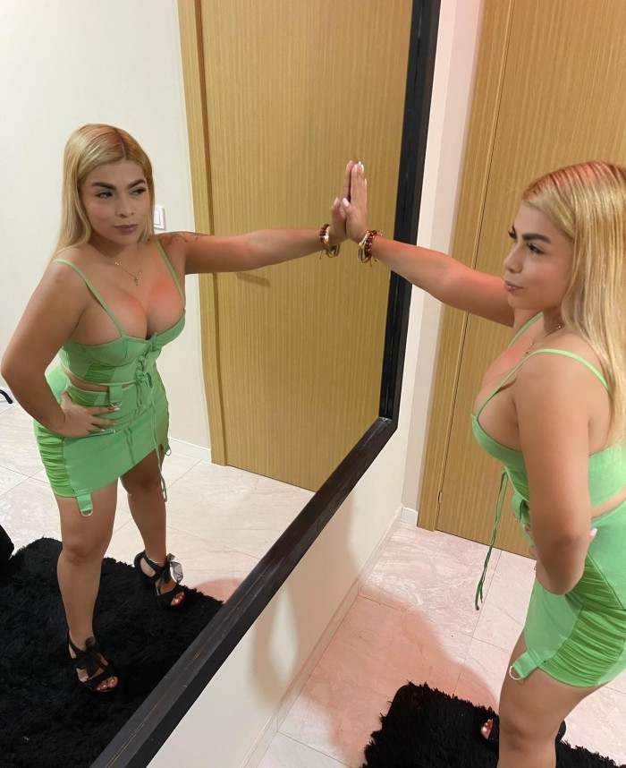 HERMOSA RUBIA CACHONDA