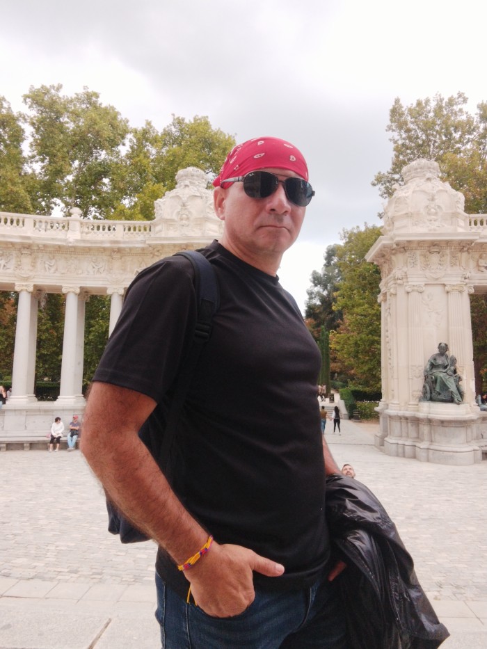 Cariñoso, complaciente,discreto