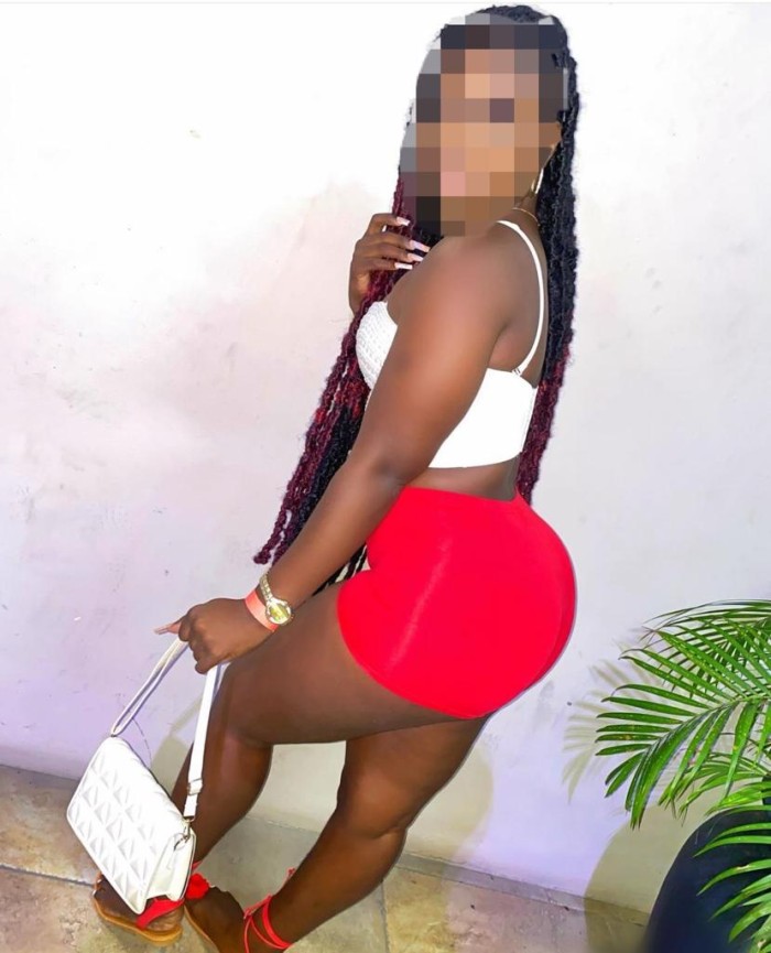 Naomi piel canela  en la plaza weyler