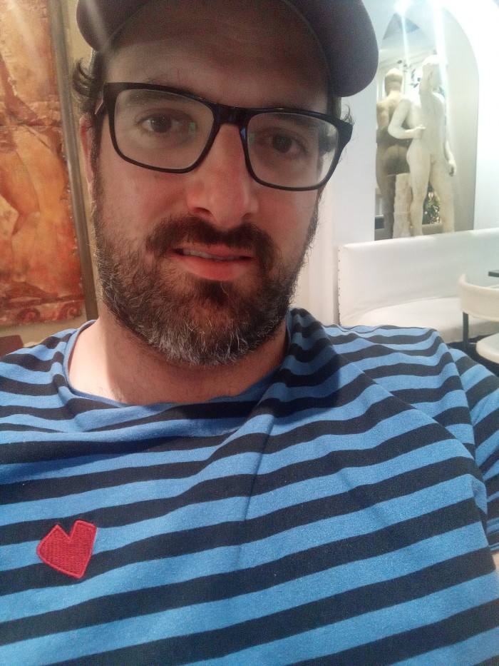 Chico ofrece compañia