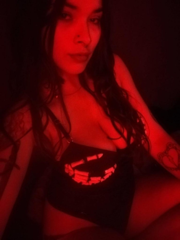 Bomba latina con coche para ir hasta donde estés