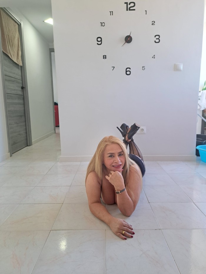 Simpatica divertida y muy complaciente