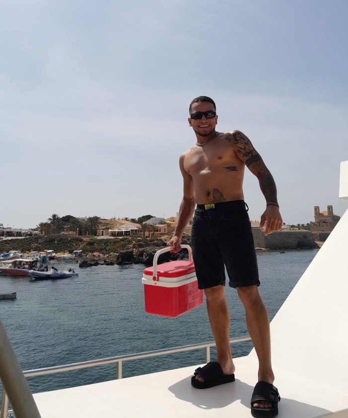 Joven activo para ofrecerte un momento inolvidable