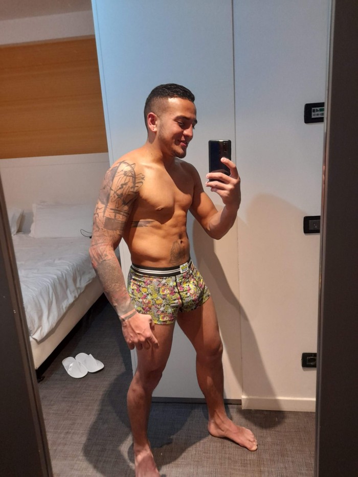 Joven activo para ofrecerte un momento inolvidable