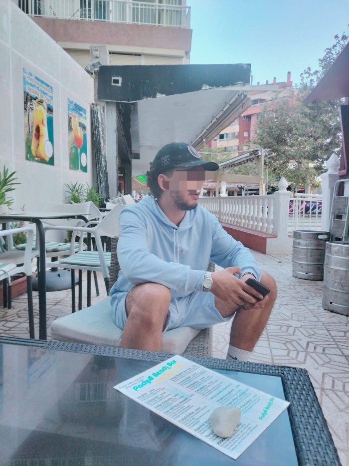 Chico de 22 años muy lechero