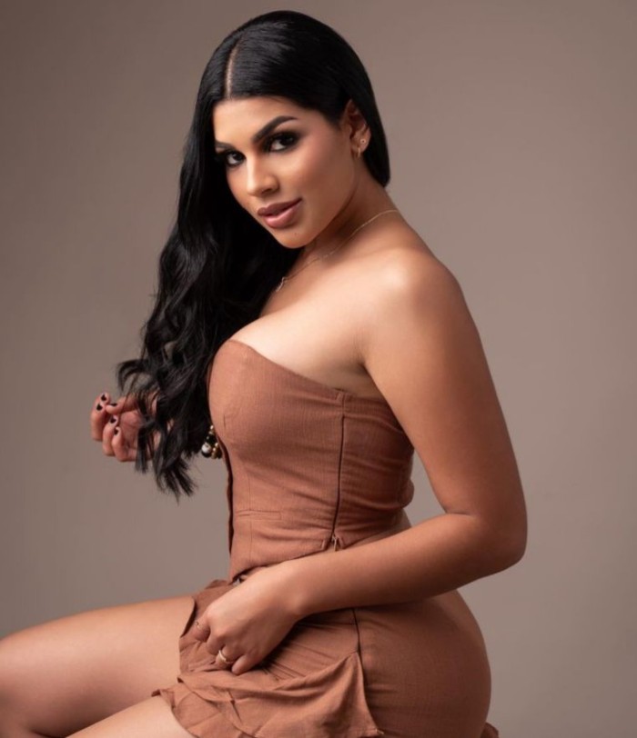 Chica divertida en búsqueda de experiencia