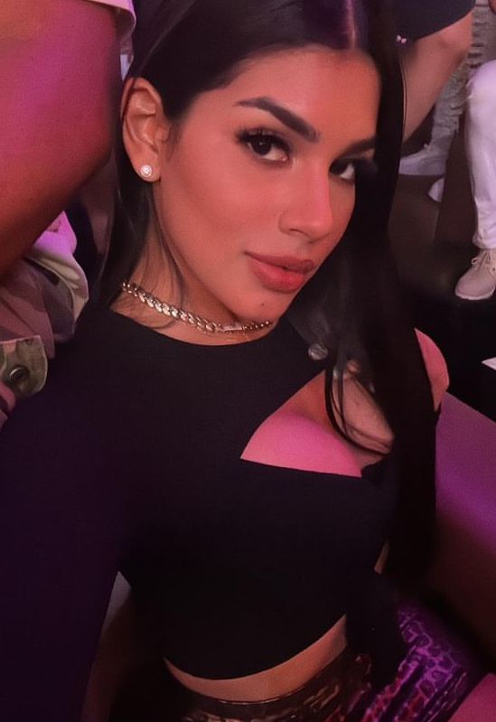 Chica divertida en búsqueda de experiencia