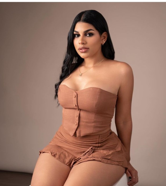 Chica divertida en búsqueda de experiencia