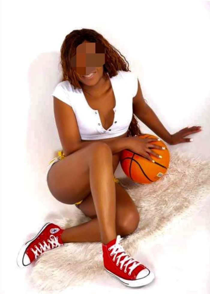 rafaela esta con sus amigas y buscan diversion