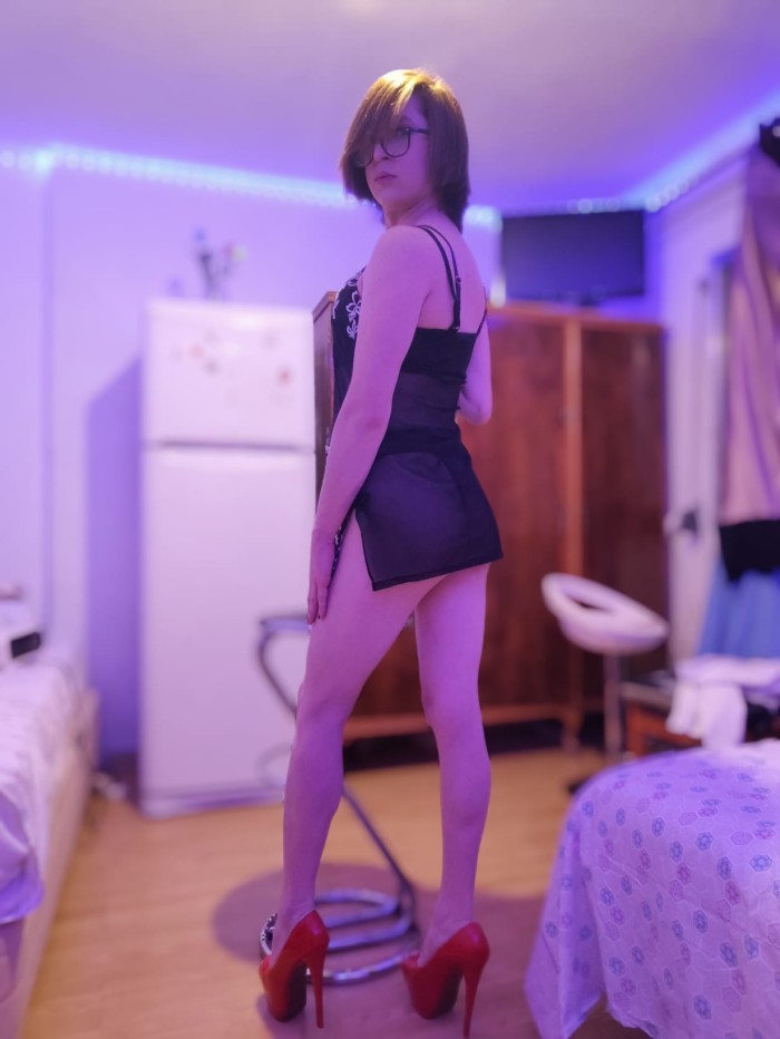 Lara joven muy bonita femenina y muy