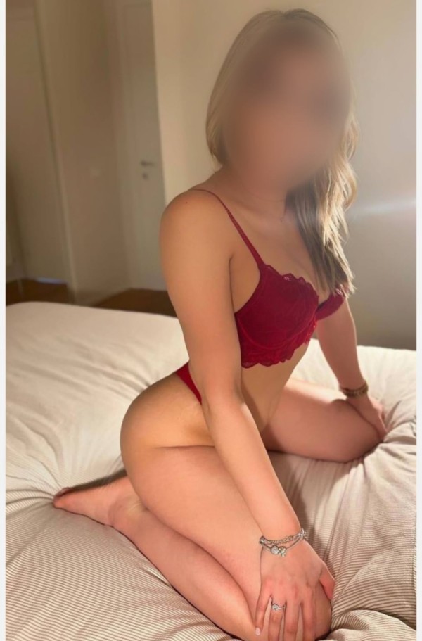 Rubia jovencita experta en atención acpareja