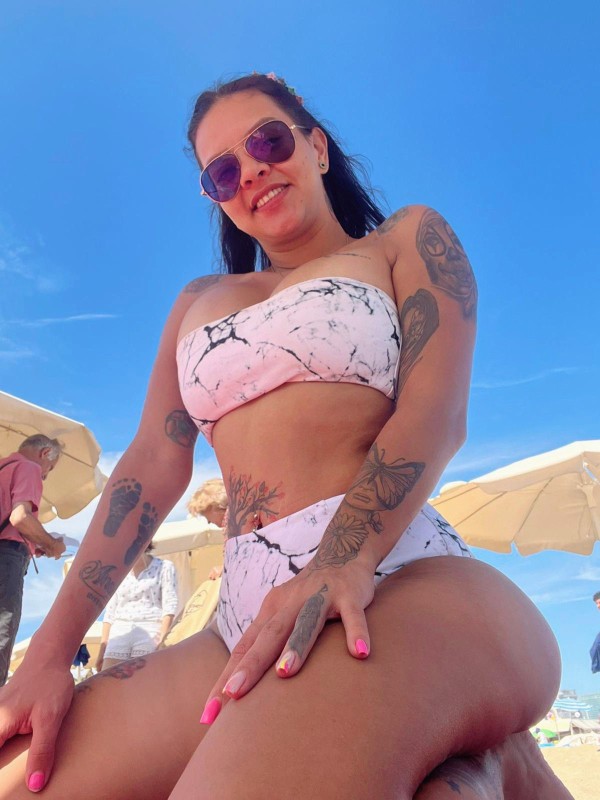 Latina fiestera y cariñosa
