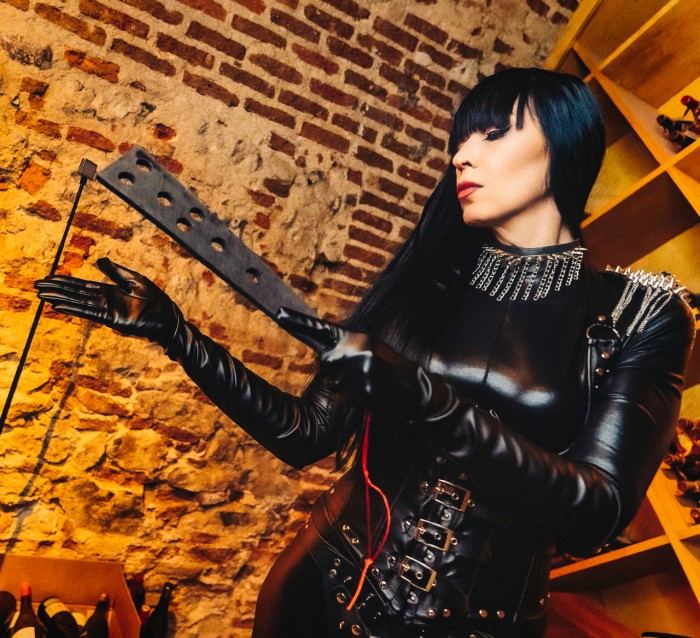 DOMINA PROFESIONAL ESPAÑOLA FEMDOM BDSM MADRID