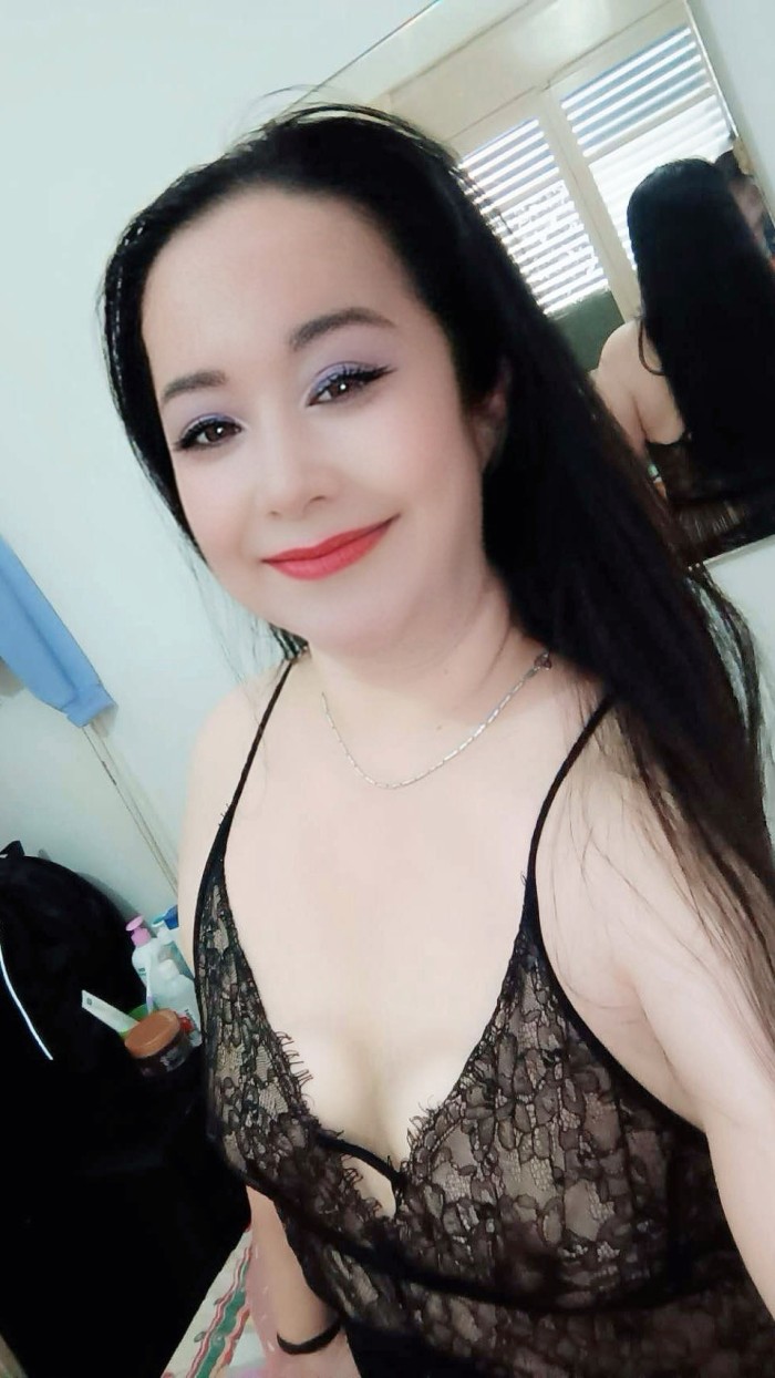 CHICA ESCOITA ASIÁTICANUEVA15MINUTOS20ROSAS