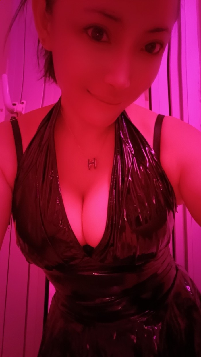 CHICA ESCOITA ASIÁTICANUEVA15MINUTOS20ROSAS