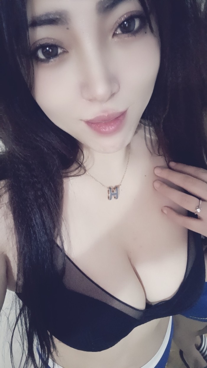 CHICA ESCOITA ASIÁTICANUEVA15MINUTOS20ROSAS