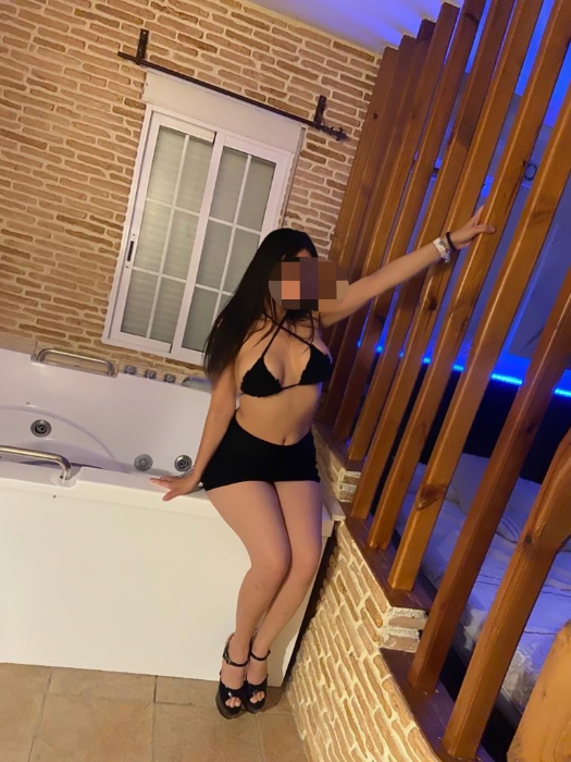 Jovencita cachonda y ardiente