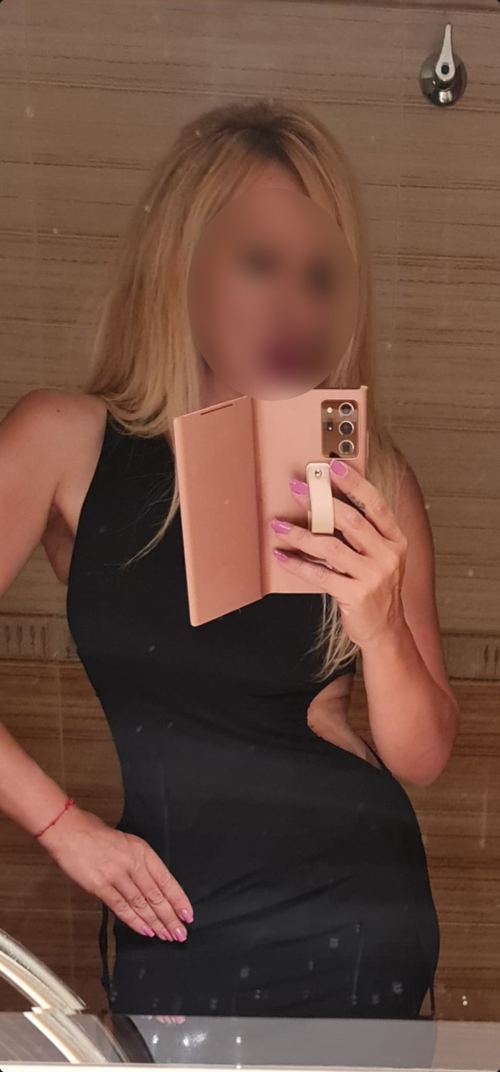 UNA CHICA EN BUSCA DE DIVERSION