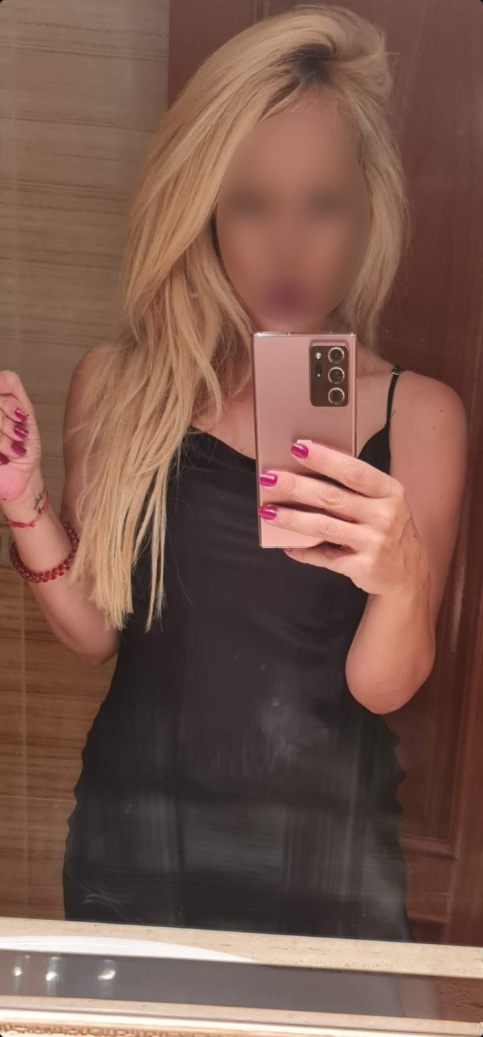 UNA CHICA EN BUSCA DE DIVERSION