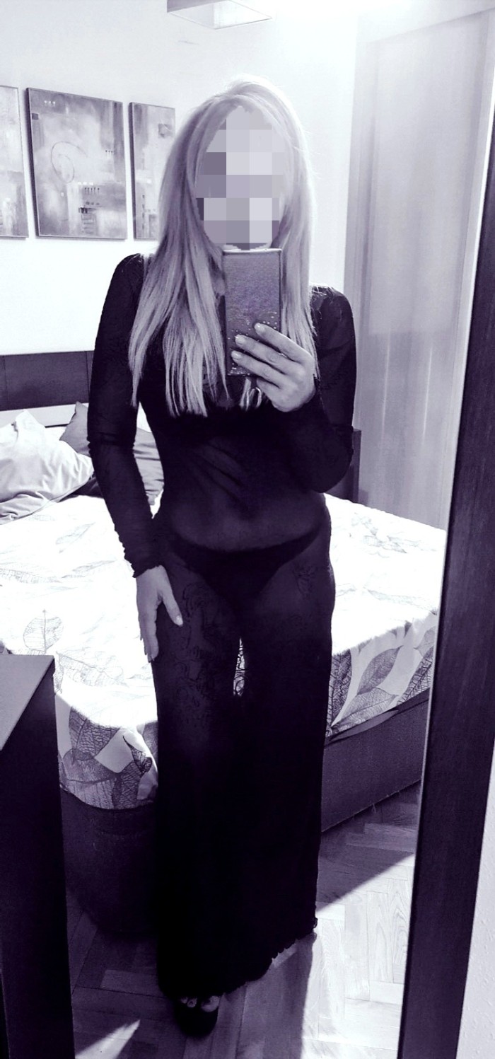 UNA CHICA EN BUSCA DE DIVERSION
