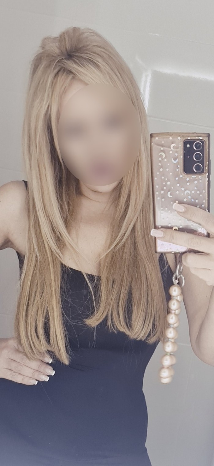 UNA CHICA EN BUSCA DE DIVERSION