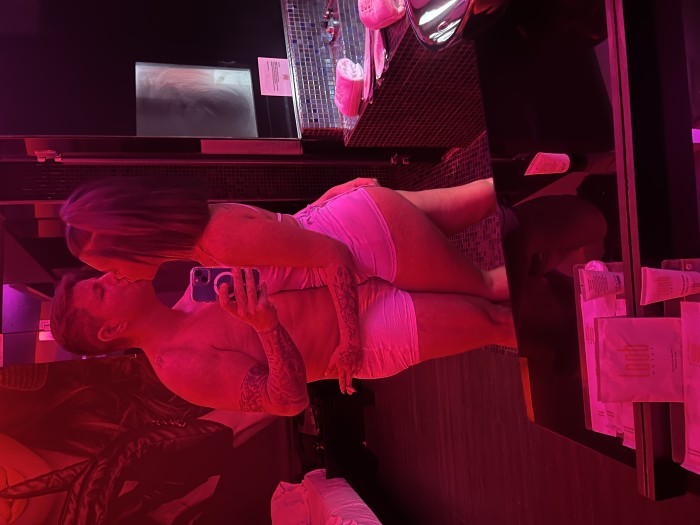 Pareja vende contenido erotico