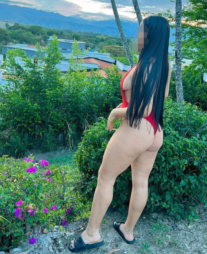 Linda latina juguetona