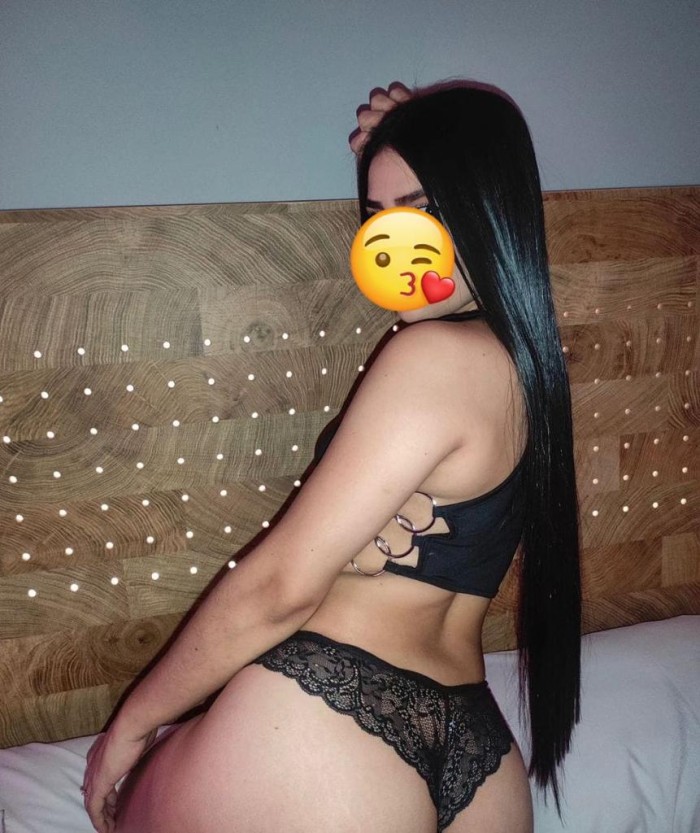 Morena latina en torre del mar