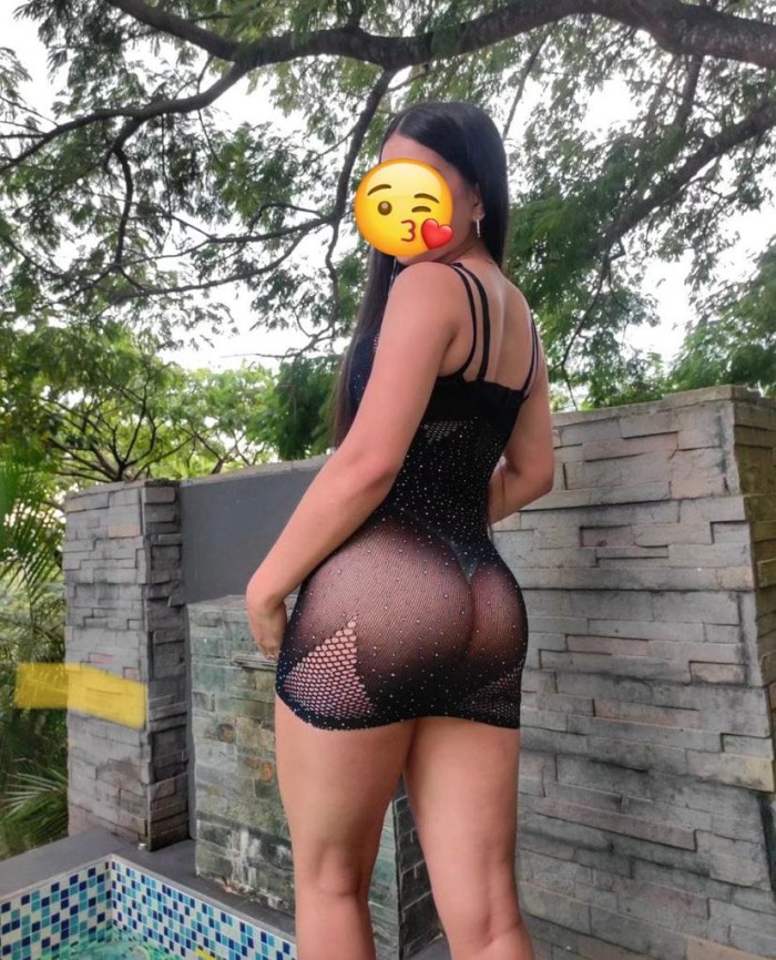 Morena latina en torre del mar