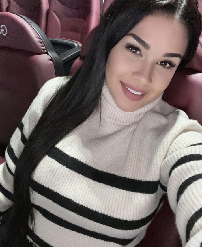 Morena alta atlética y elegante cariñosa pasional