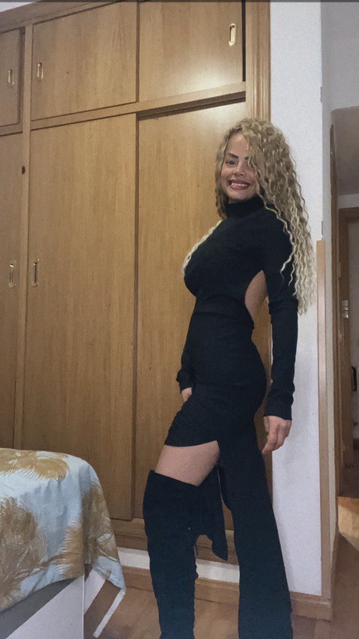 Karina venezolana independiente fiestera cariñosa