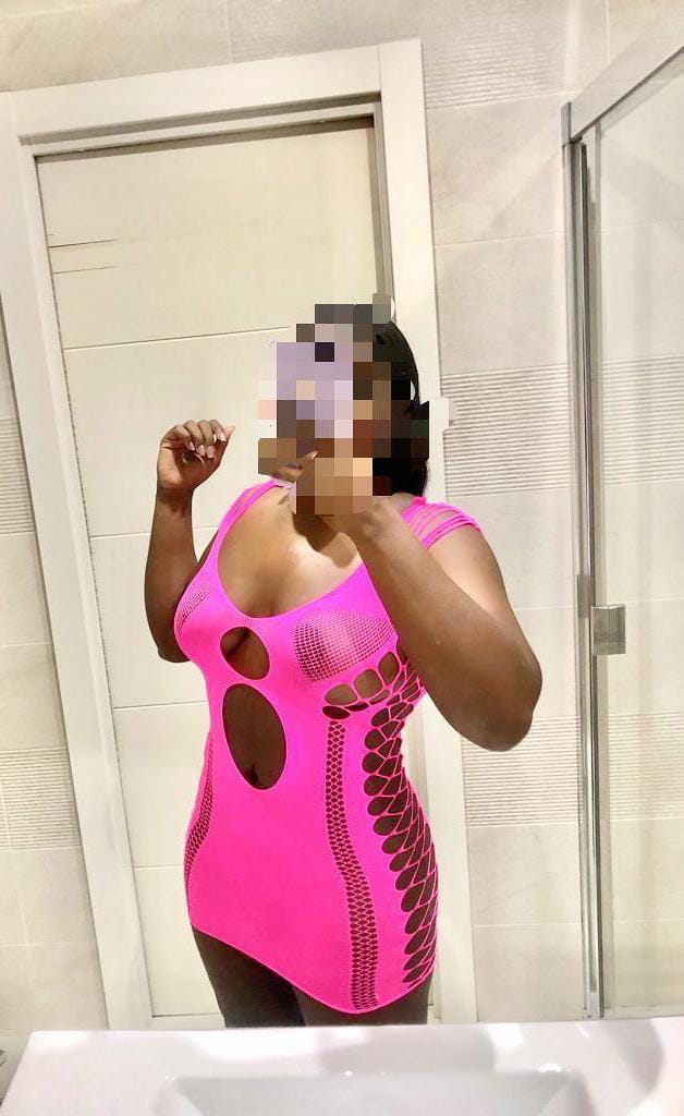 nahomi joven cariñosa y simpatica