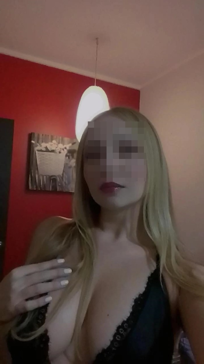 BELLA Y SENSUAL COLOMBIANA DE OJOS AZULES